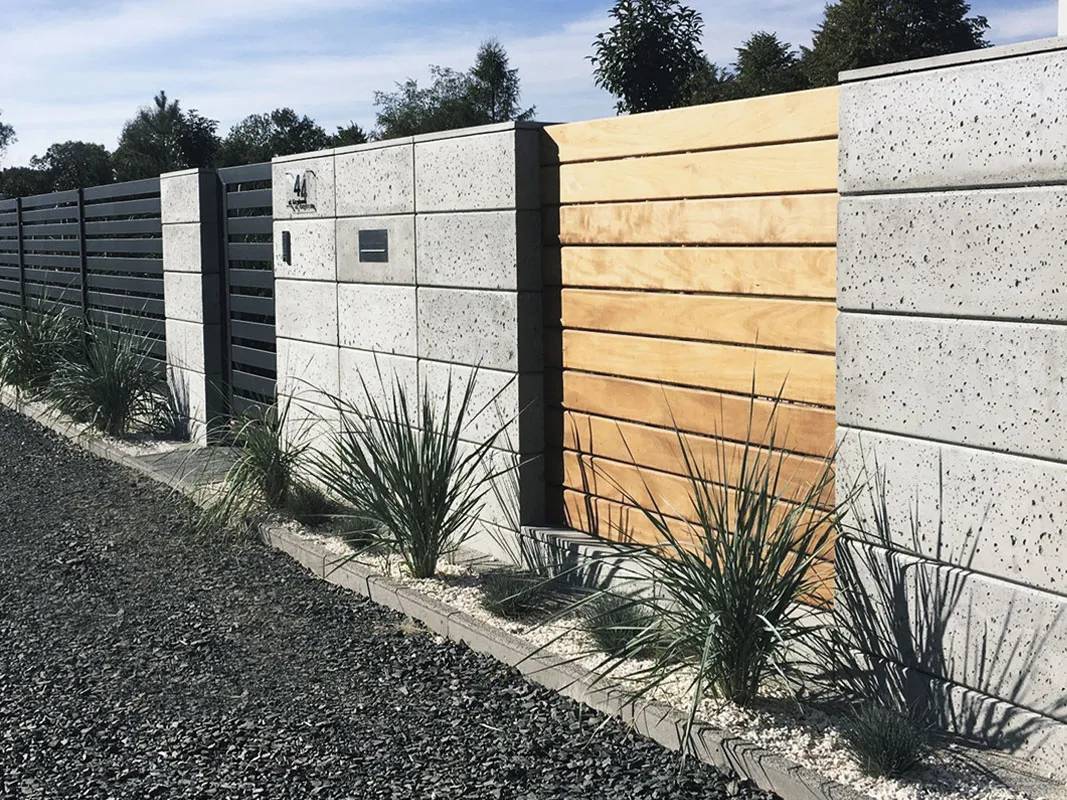 Ogrodzenie domu z betonowych bloczków