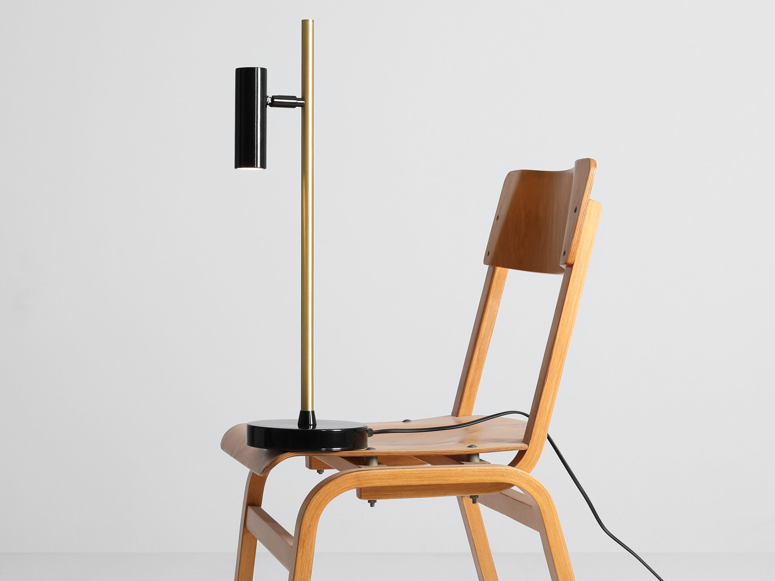 Krzesło z nowoczesną lampą