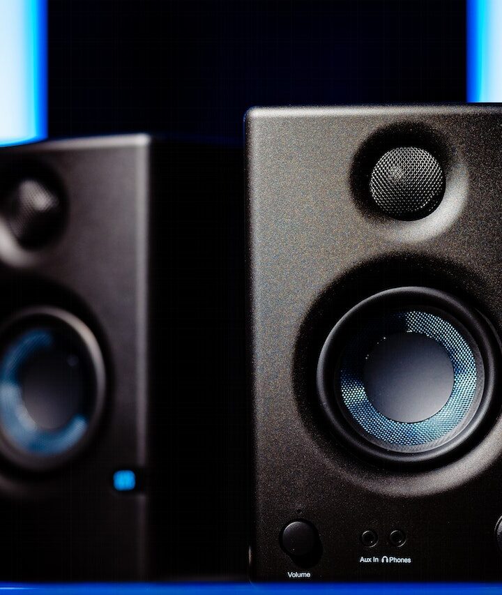 Kolumny głośnikowe – jak wybrać solidny sprzęt o dobrym dźwięku